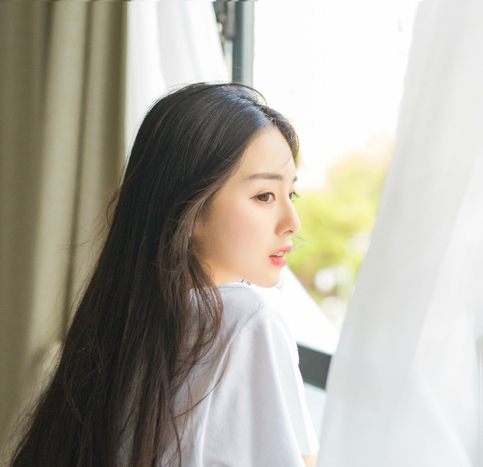 那段岁月，无论从何种角度读你，你都完美无缺，你所缺少的部分，也早已被我用想象的画笔填满。